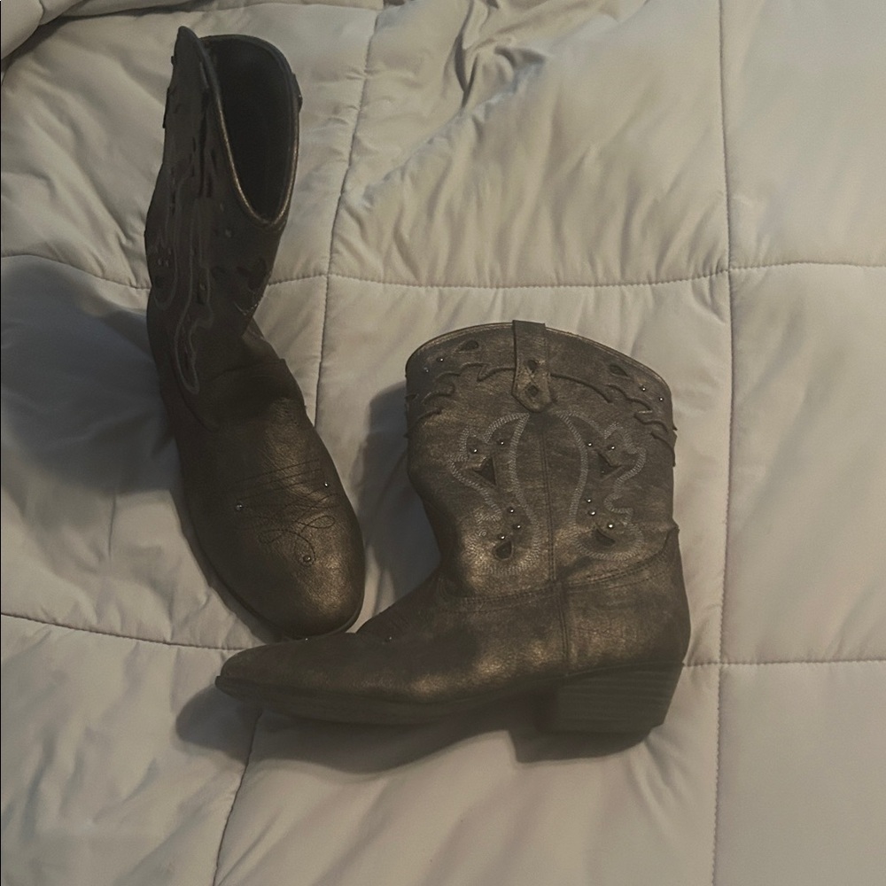Jessica Simpson Kids Boots in Metallic Gray